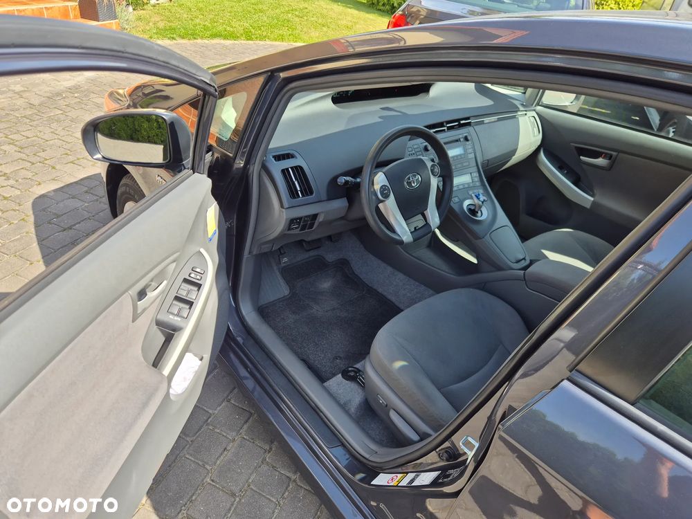 Toyota Prius (Hybrid) - 17