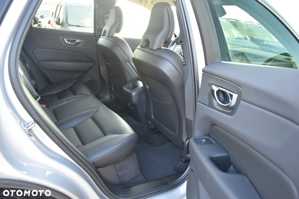 Volvo XC 60 B4 B Momentum Pro - 16