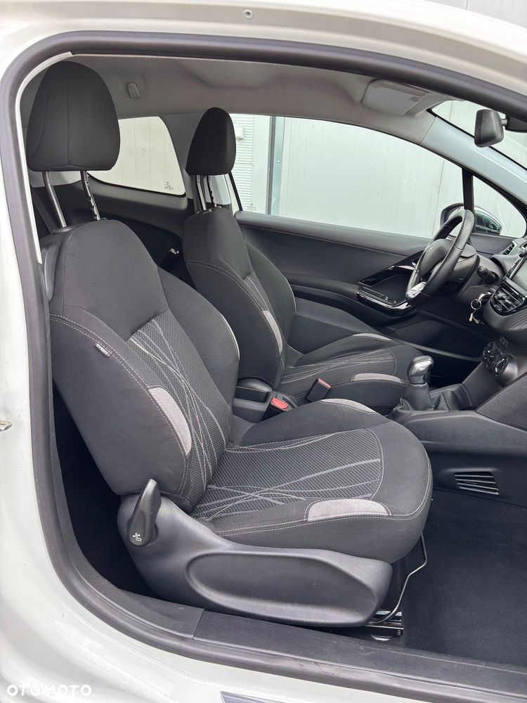 Peugeot 208 - 15