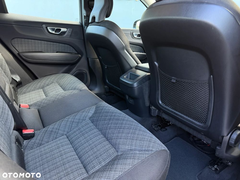 Volvo XC 60 B4 B Momentum - 25