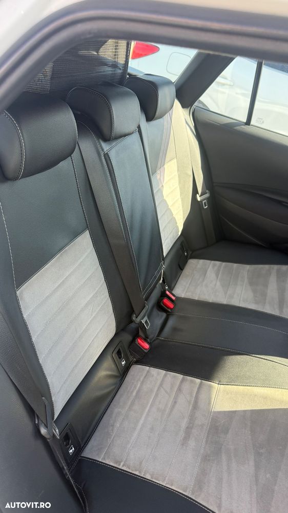 Toyota Corolla 2.0 HSD Exclusive Plus GR Sport Bi-Tone - 6
