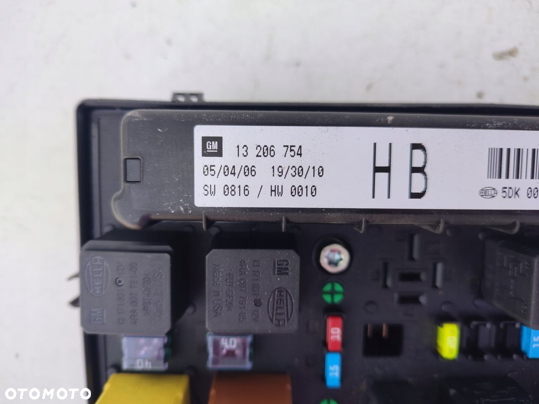 Skrzynka bezpieczników OPEL ZAFIRA B 2.2 BENZYNA 13206754 - 4