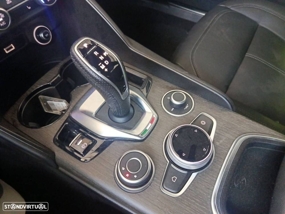 Alfa Romeo Giulia 2.0 T TI Q4 AT8 - 19