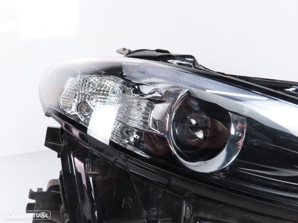 Farol LED Direito Usado / Original MAZDA 3 (BP) - 2
