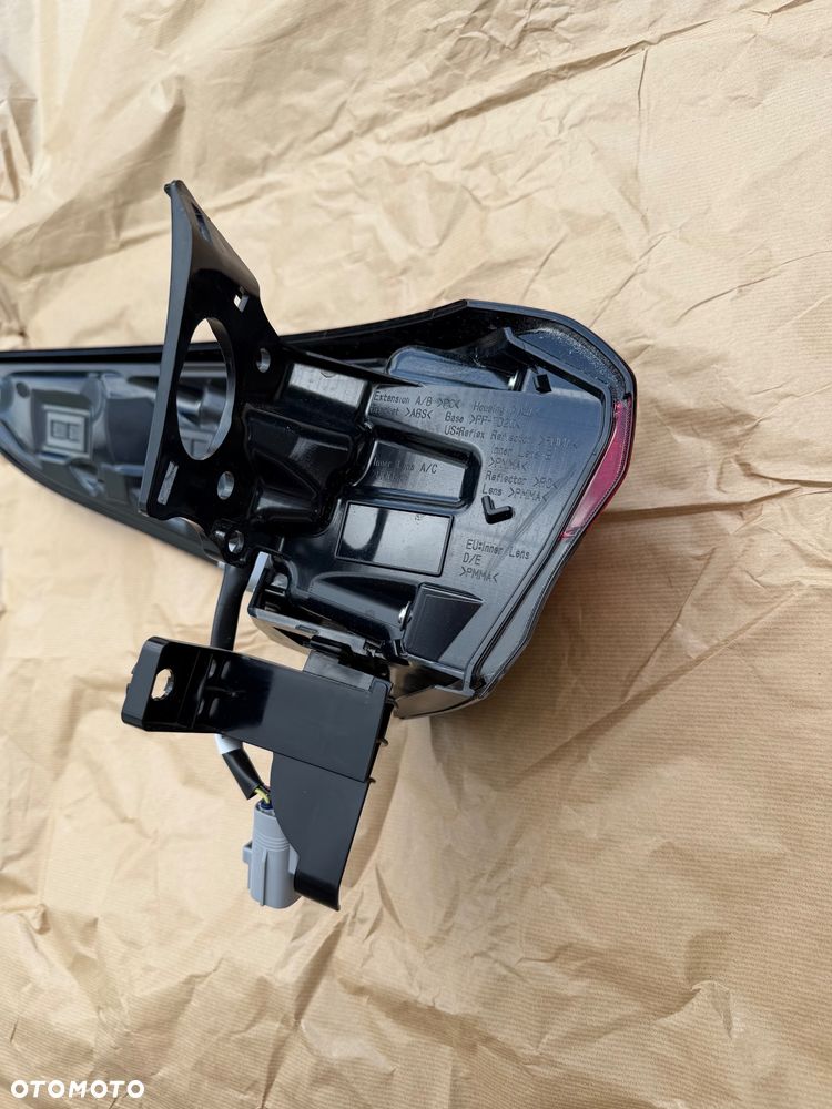 LAMPA PRAWA PRAWY TYŁ TYLNA TOYOTA HIGHLANDER IV 19- - 5