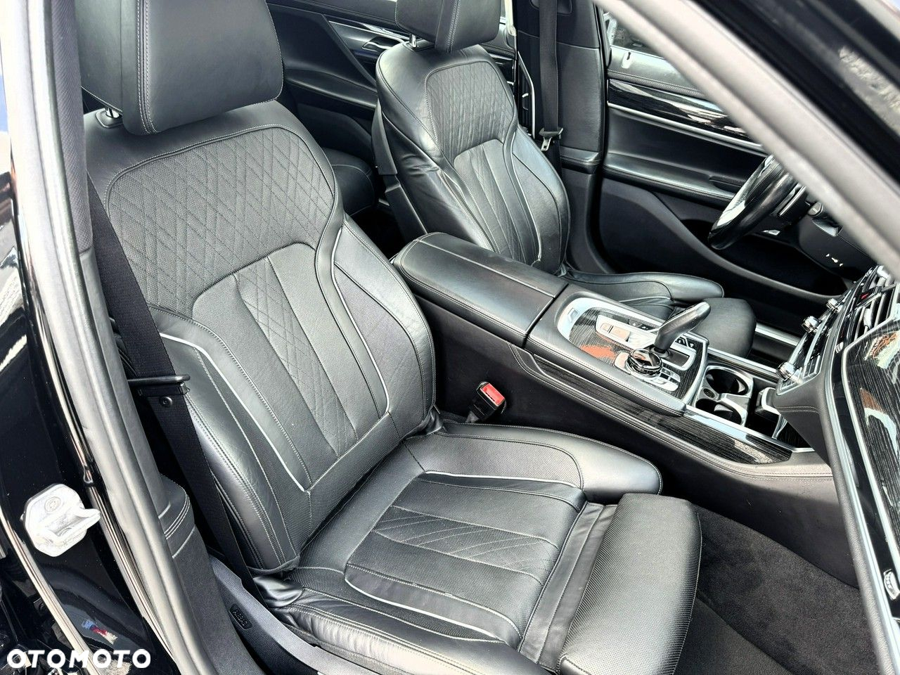 BMW Seria 7 740i - 24