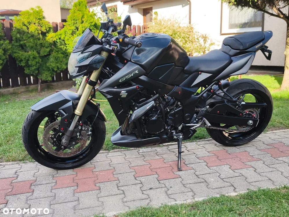 Suzuki GSR - 16