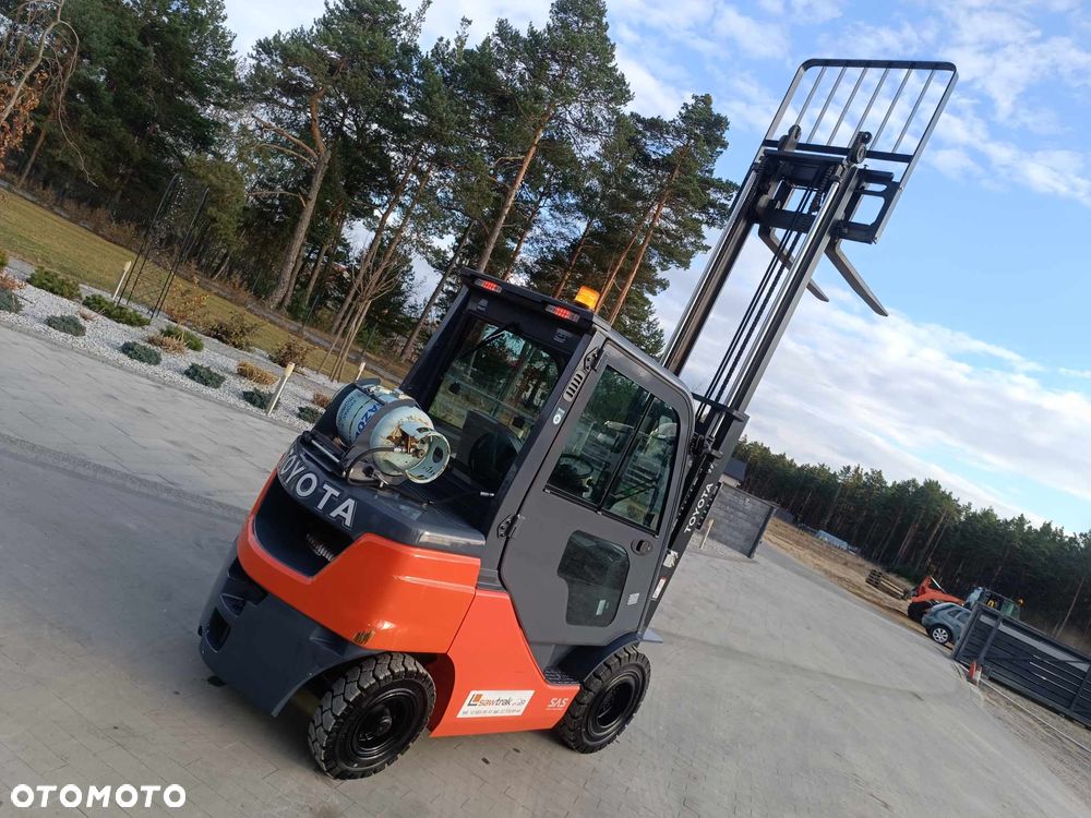 Toyota 8FG25 Kabina 2023 rok benzyna/gaz opony superelastyczne jak NOWY - 1