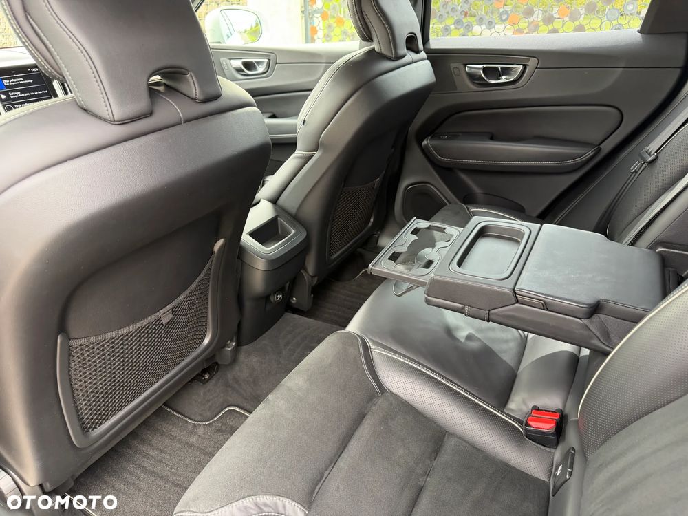 Volvo XC 60 D4 R-Design - 33