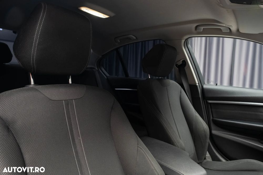 BMW Seria 3 318d Aut. Sport Line - 32