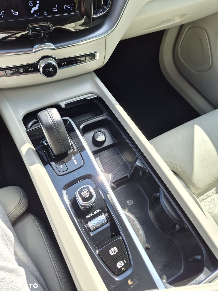 Volvo XC 60 B4 D AWD Momentum Pro - 6
