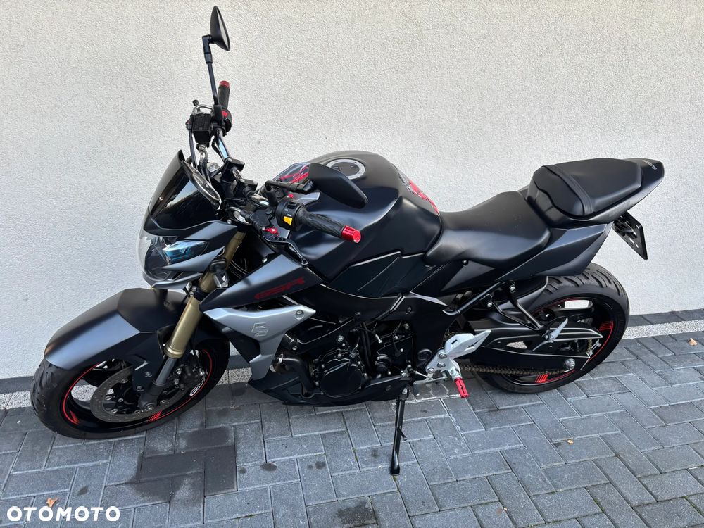 Suzuki GSR - 3