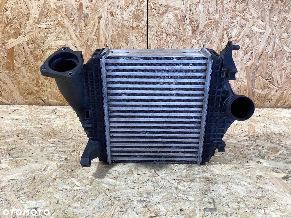 LEWY INTERCOOLER AUDI RSQ8 LAMBORGHINI URUS 4M0145803BT