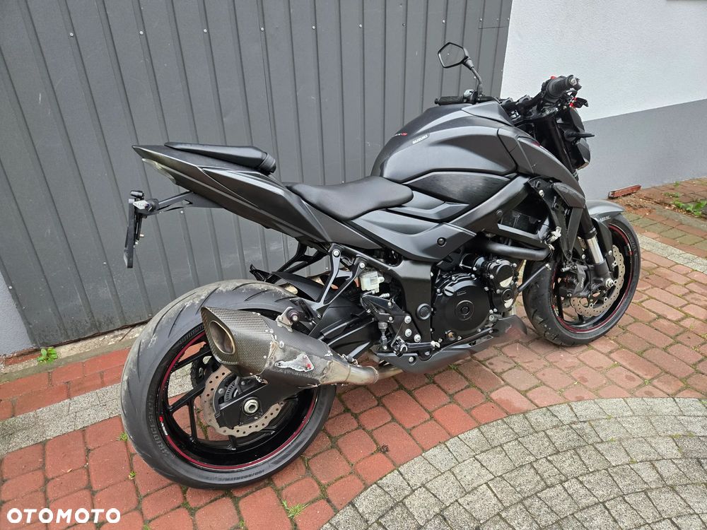 Suzuki GSX - 12