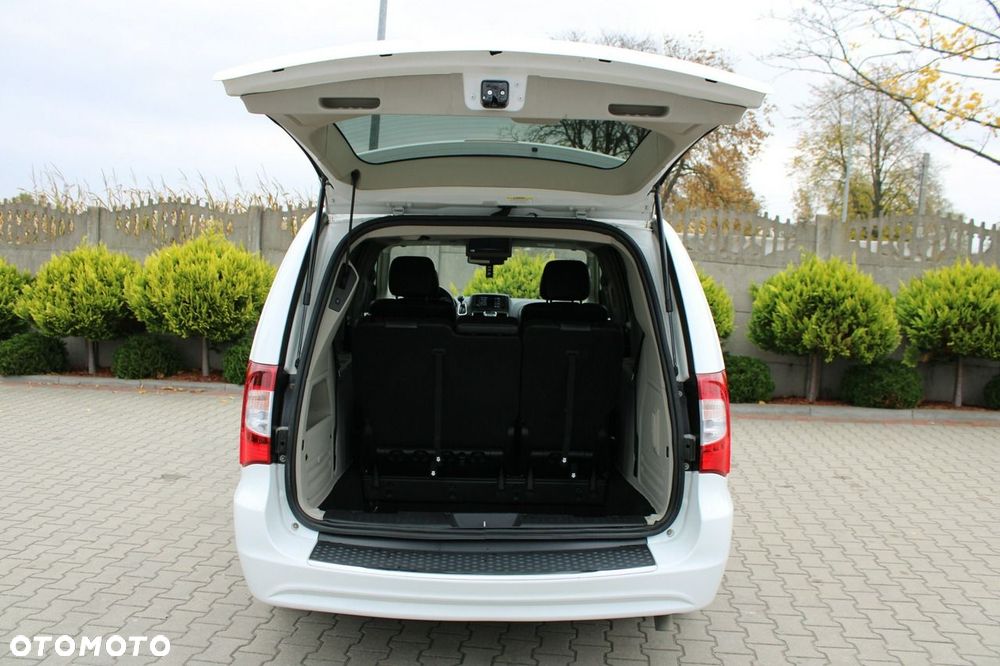Chrysler Town & Country - 23