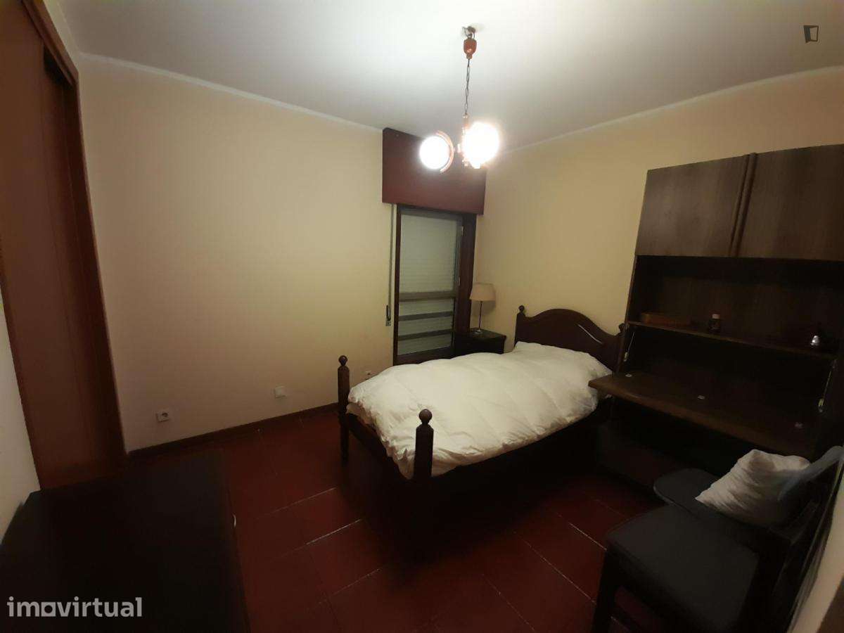 Quarto - localizado em Campanhã Porto - Grande imagem: 3/9