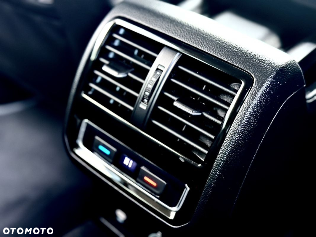 Volkswagen Passat Variant 2.0 TDI SCR DSG Highline - 34