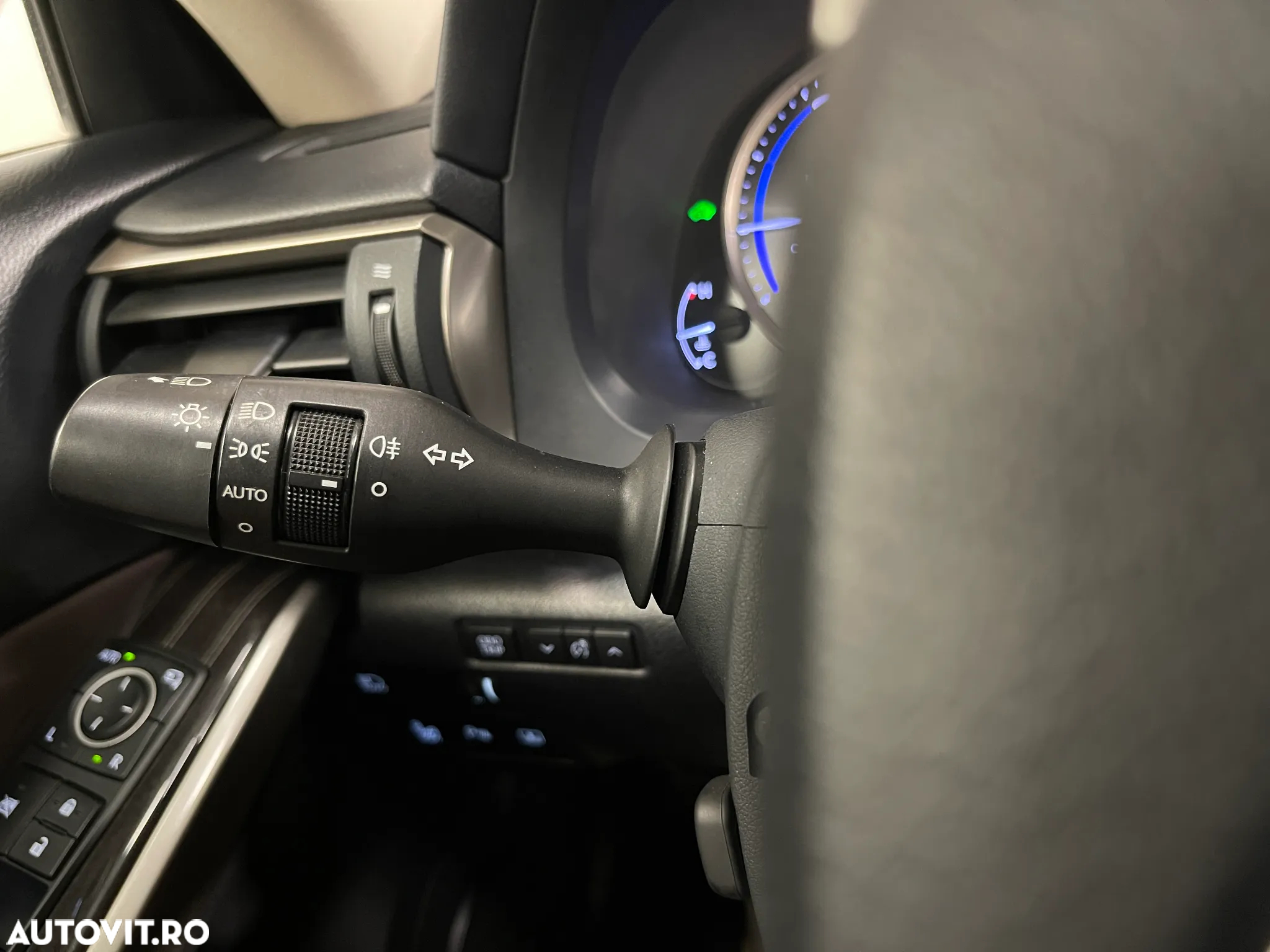 Lexus Seria IS 300h Executive - 31