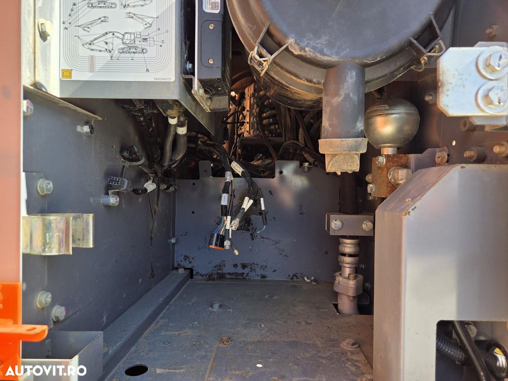 Hitachi ZX210, 23t, cupa NOUA 1,3mc, CUPLA RAPIDA, camere spate si laterale, inst picon, CONSUM MEDIU 9,6l/h, senile 80% ok doar 988h deplasare, 3 pompe hidr HITACHI, antifurt, motor ISUZU, ad sapare 7m, ridica 14t, STARE BUNA,leasing 4ani-83.900 EUR+Tva - 33