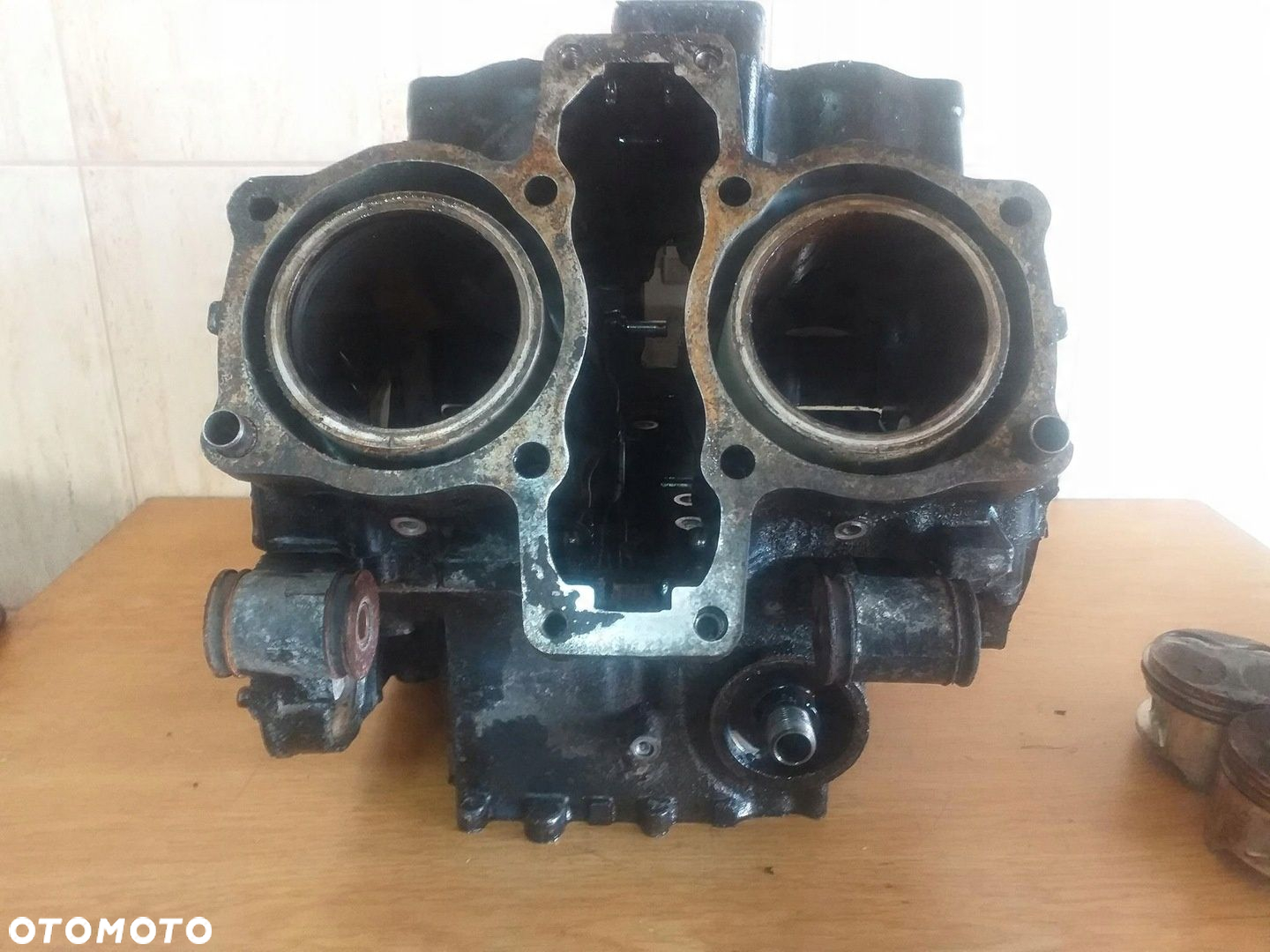 KARTERY BLOK SILNIKA TŁOKI HONDA MAGNA VF700 RC21E - 10