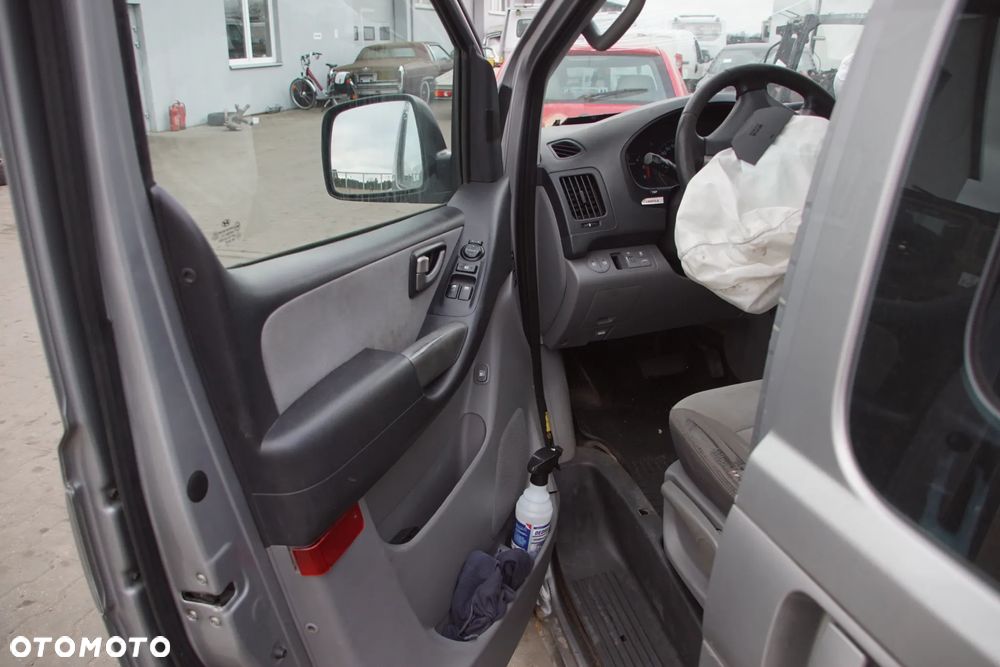 Auto na części - Hyundai H1 II 2.5 CRDI 170 KM D4CB YCQA2 P2S 2012R Silnik Skrzynia Drzwi Maska Błotnik Zderzak Klapa Lusterko Klamka Szyba Deska Kokpit Sterownik Moduł Czujnik Licznik Panel Kierownica - 10