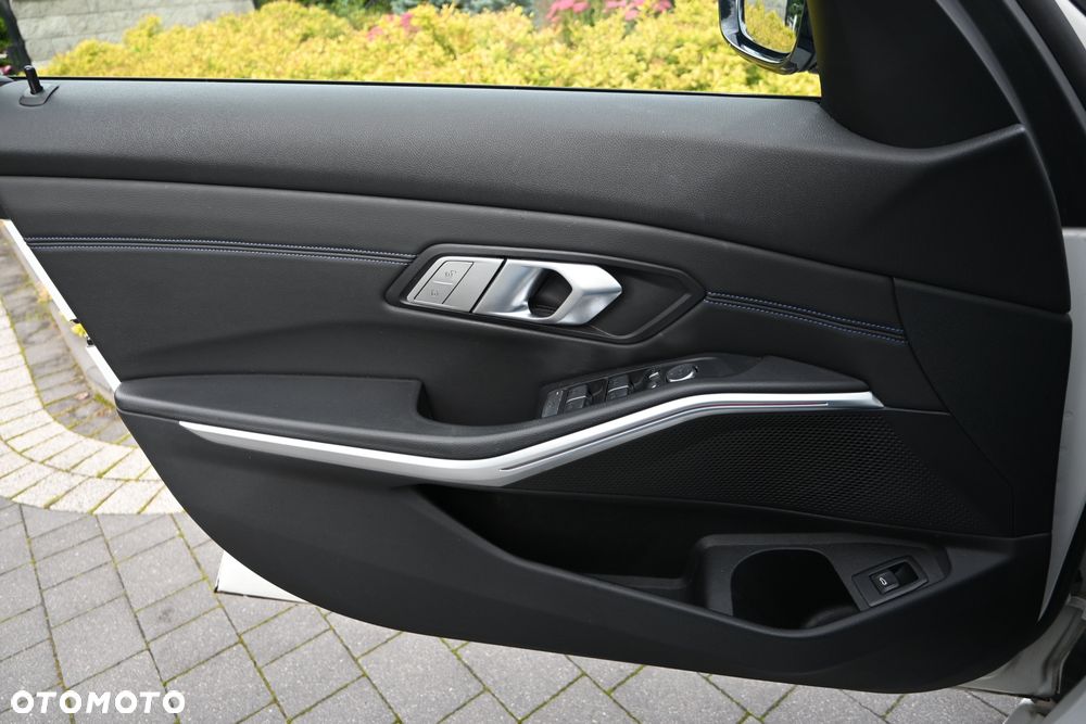 BMW Seria 3 320d xDrive Edition M Sport Shadow - 25