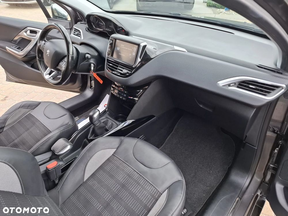 Peugeot 2008 1.2 Pure Tech Allure S&S - 17