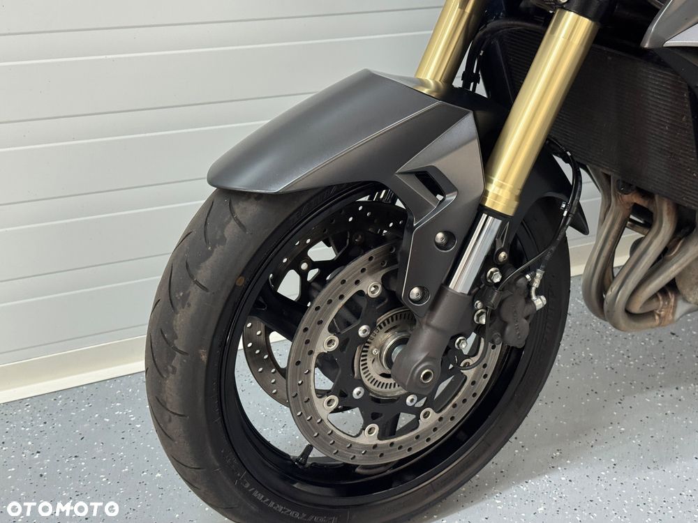 Suzuki GSR - 23