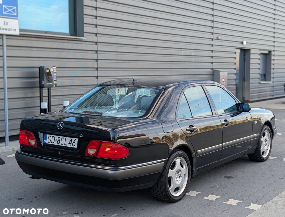 Mercedes-Benz Klasa E 320 4-Matic Elegance - 4