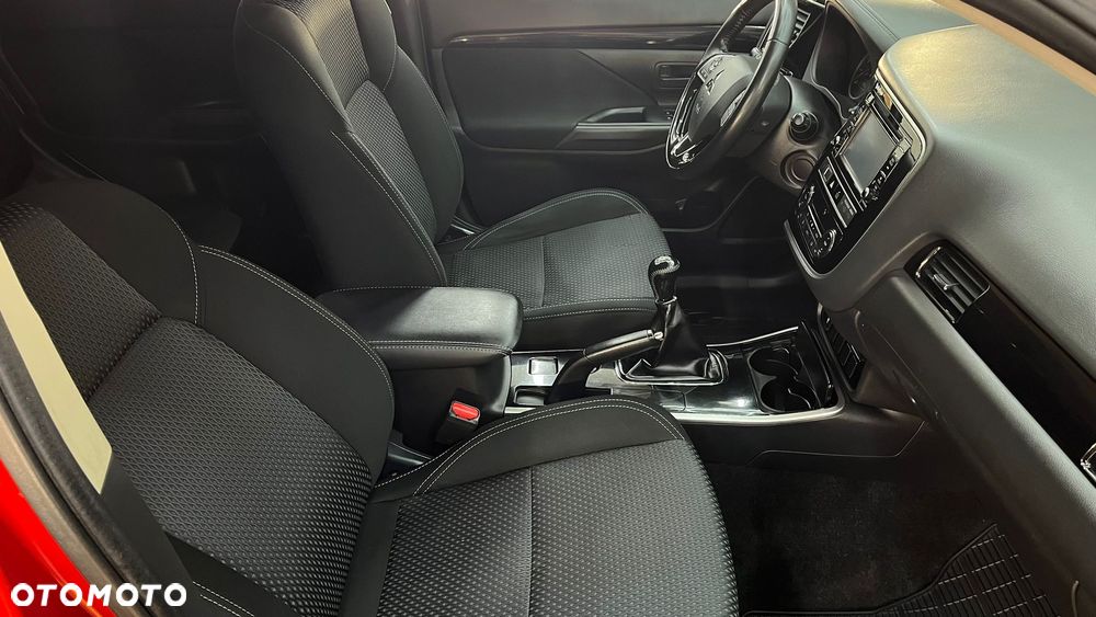 Mitsubishi Outlander 2.0 Invite + 2WD - 17