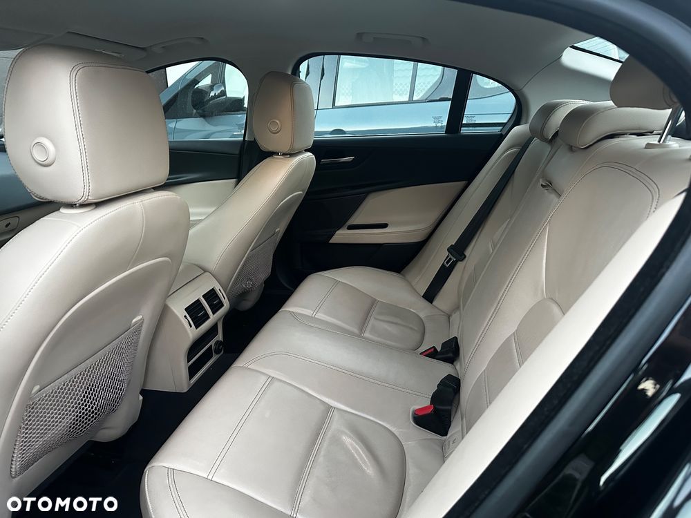 Jaguar XE 2.0 T Prestige - 8