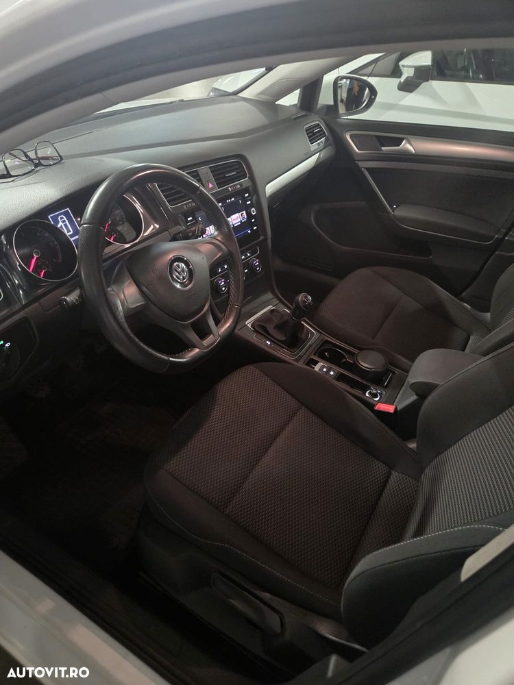 Volkswagen Golf - 10