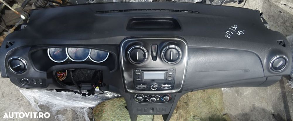 Plansa de bord Dacia Logan din 2013 cu airbag volan si pasager volan pe stanga - 1