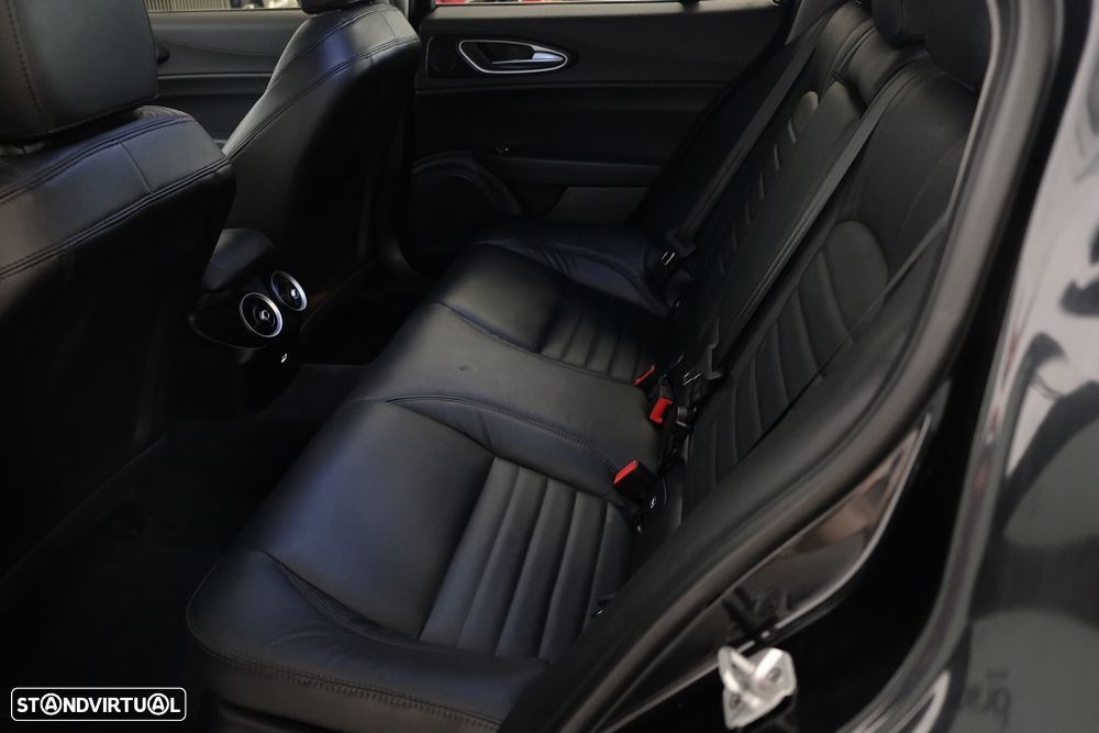 Alfa Romeo Giulia 2.2 AT8 Executive - 12
