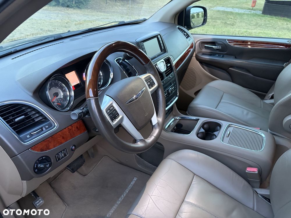 Chrysler Town & Country - 6