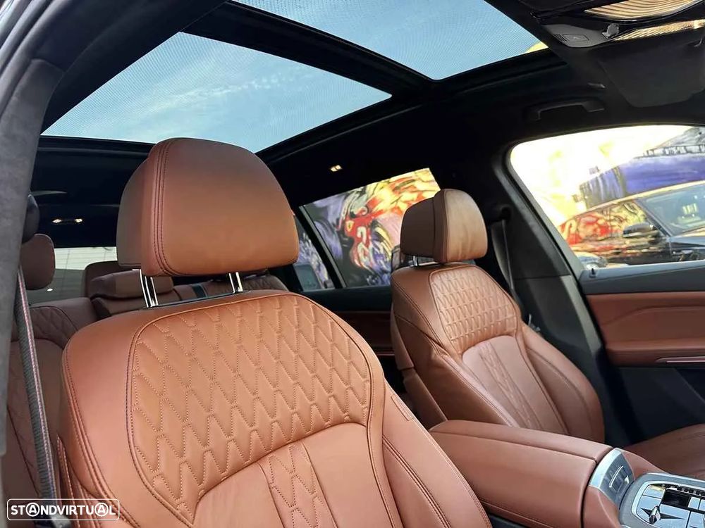 BMW X7 M M60i - 32