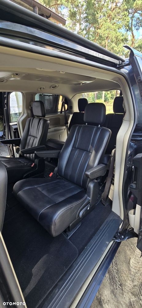 Chrysler Town & Country - 7