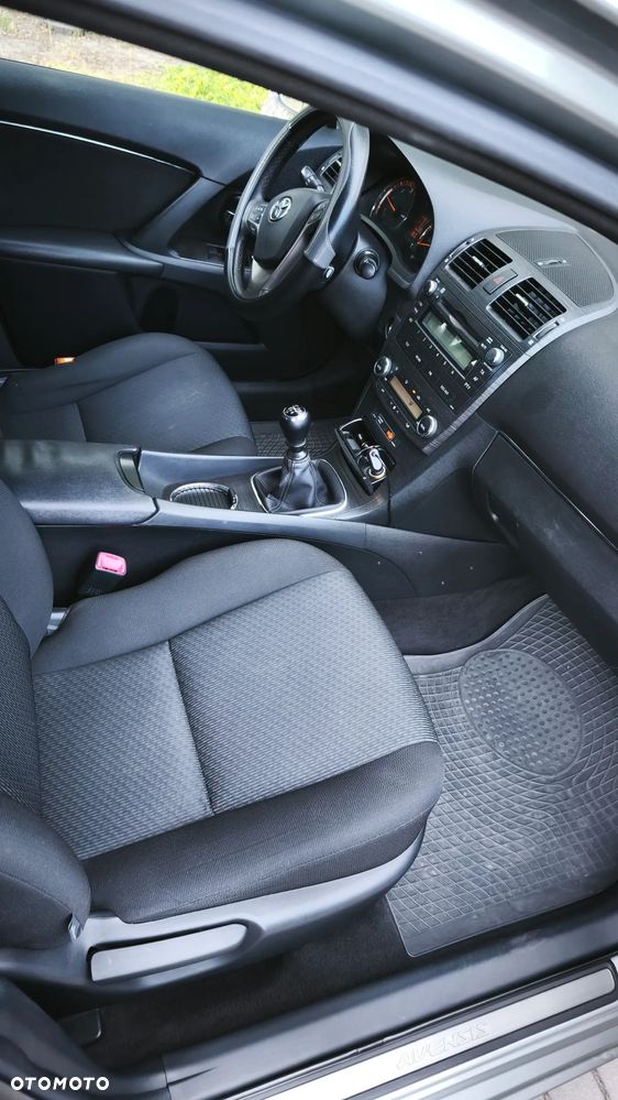 Toyota Avensis - 12
