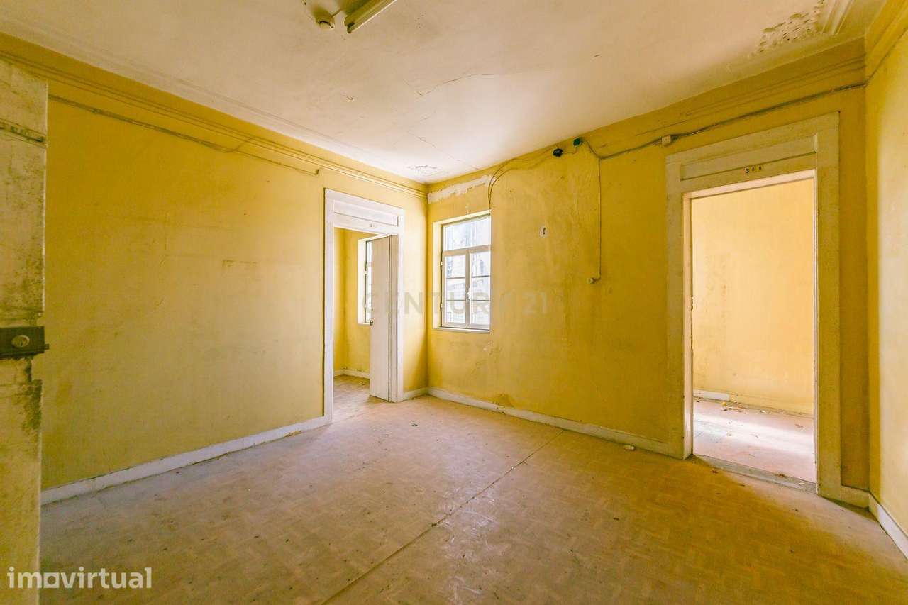 Prédio para Remodelação Total com 5 Apartamentos e 2 Lojas na Mouraria - Grande imagem: 5/34