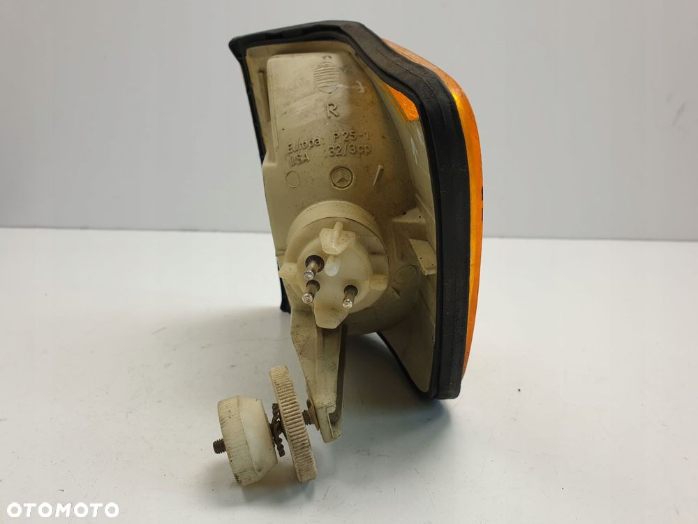 Mercedes W126 COUPE SEC PRAWY KIERUNKOWSKAZ Przód - 4