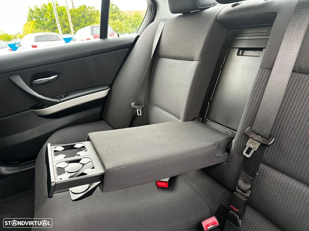 BMW 318 d Dynamic - 29
