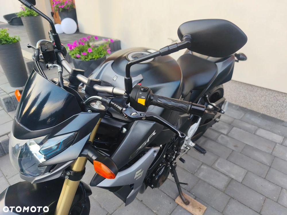 Suzuki GSR - 22