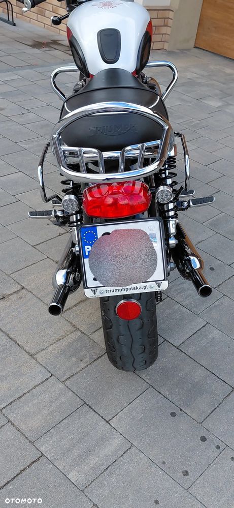 Triumph Bonneville - 4