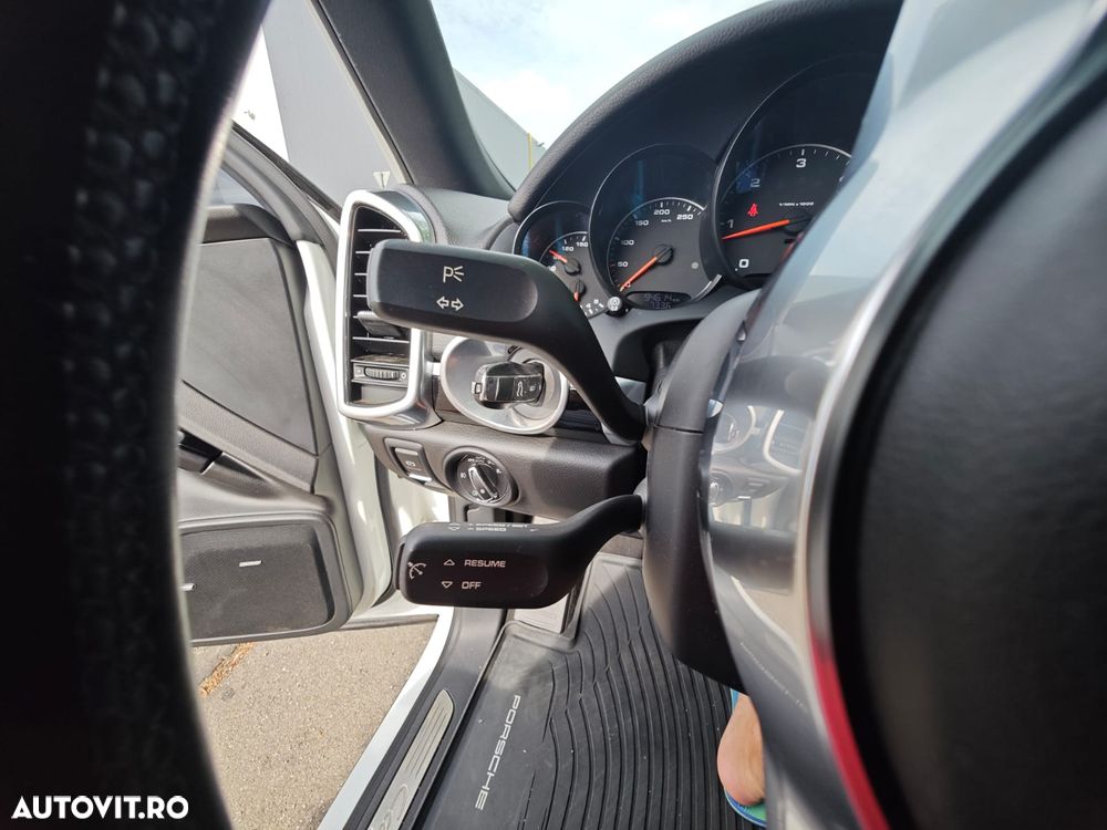 Porsche Cayenne 3.0 L V6 - 16