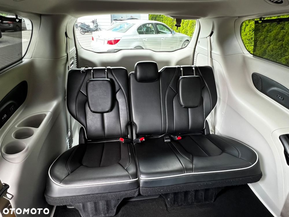 Chrysler Pacifica - 16