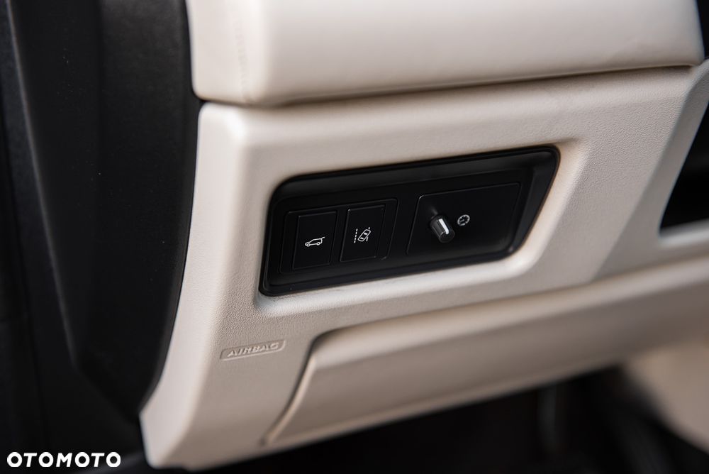 Land Rover Discovery Sport 2.0 D180 R-Dynamic HSE - 24