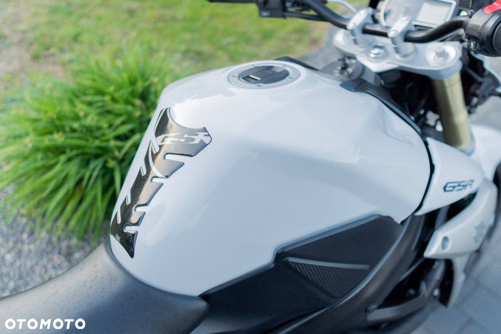 Suzuki GSR - 21