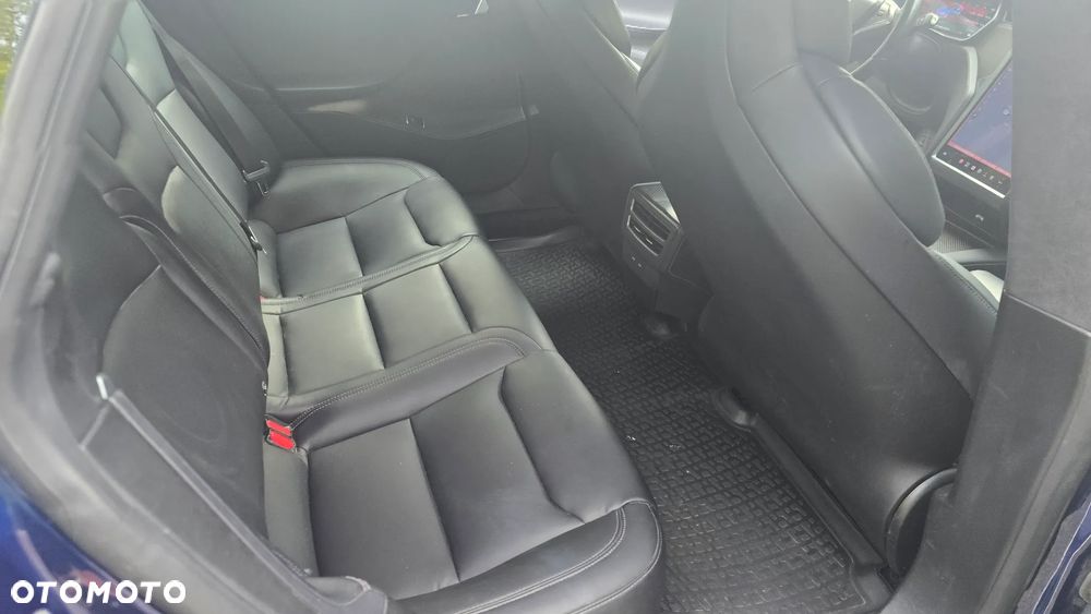 Tesla Model S - 12