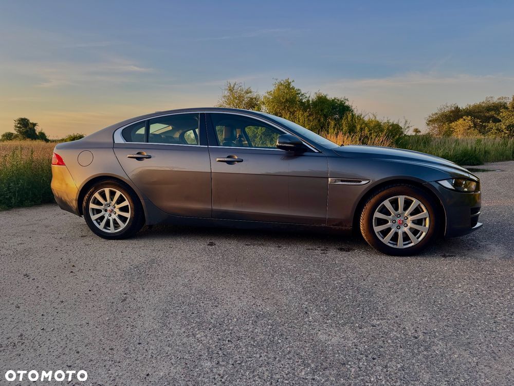 Jaguar XE 2.0 D Prestige - 6