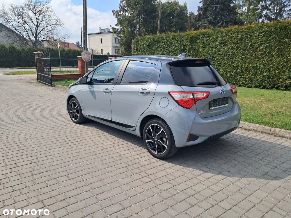 Toyota Yaris Hybrid 100 Selection Passion - 2
